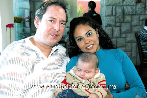 24012010 Michael, Nadia y el bebé Nicolás Schuler.