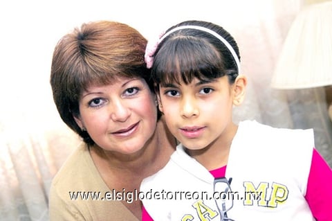 22012010 Daniela Patricia Muñoz Hernández celebró sus diez años de edad como estudiante del Camp, junto a su mamá, Sra. Patricia Hernández Villalobos.