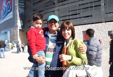 24012010 Aficionados al futbol. Eduardo Cano, Edy Cano Vázquez y Daniela de Cano.