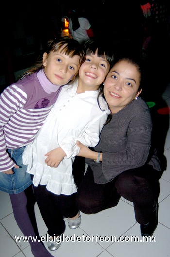24012010 Ximena, Mara y Píldora.