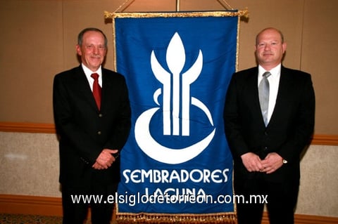20012010 Nuevo presidente. El Club Sembradores Laguna llevó a cabo la renovación de su mesa directiva, Alberto Martínez Guerra le entregó la presidencia a Roberto García Guerrero.