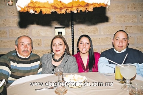 22012010 Rubén, Linda, Áfrika y Rubén Montiel.