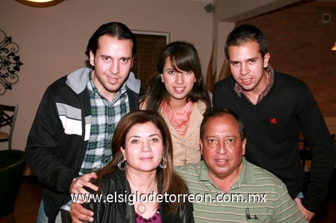 23012010 Gustavo Jr., Gabriel, Adelaida y Gustavo de Villa en el cumpleaños de Cristy de Villa.