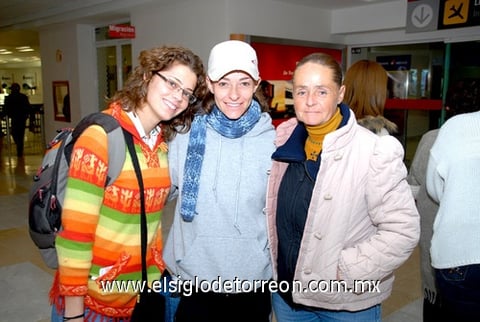 21012010 Chile. Bessy Batarse fue despedida por Bárbara Segura y Bobbie Moore.