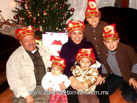 25012010 Alberto, Mauricio, Regina y Marian, con sus abuelitos: Raúl y Sabi Ibañez.