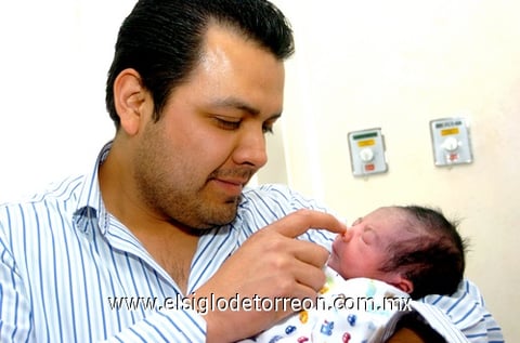 26012010 Muy lindo luce el pequeño Carlos Sebastián junto a sus orgullosos papás.