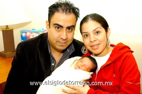 26012010 Las primeras caricias para Antoine, lo acompaña su papá Antoine.