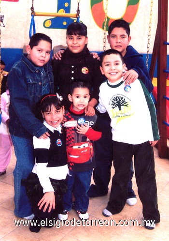 26012010 Juan Pablo Ruvalcaba en su fiesta de cumpleaños, acompañado por sus primitos, Jareth, Mayra, Esteban, Mellanie y Enrique.