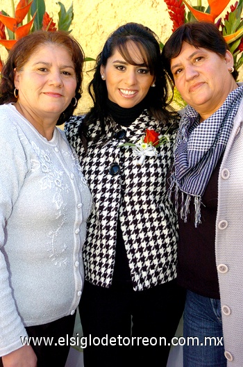 25012010 La feliz novia en compañía de las anfitrionas de su fiesta prenupcial, Helia Carmen Reyes Trejo y María de Lourdes Reyes Trejo.
