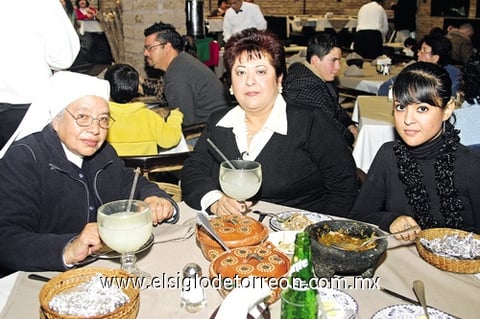 25012010 Gaby Gómez de Meléndez en compañía de las anfitrionas a su fiesta de canastilla.