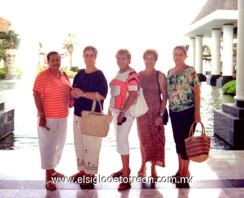 26012010 Tere Cázares, Ludy Galván, Lupita Flores, Carmina Chávez y María Cruz Orduña, compartiendo varias décadas de amistad en Acapulco.