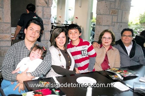 25012010 Sergio Mendoza, Mía Regina, Gloria de Mendoza, Sergio Andrés, Cecilia de Mendoza y Sergio Mendoza.