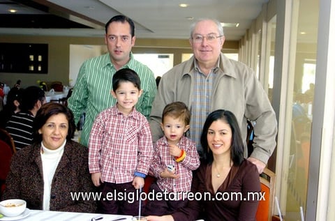 28012010 Sara Franco de Garibay, Javier y Diego González, Sandra Garibay, Javier González y Guillermo Garibay.