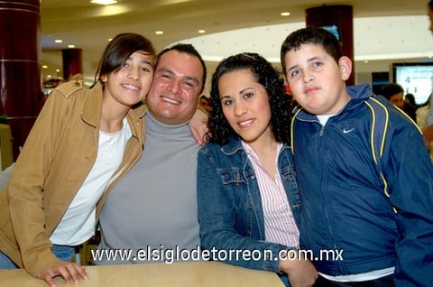 28012010 Familia. Janeth Carrillo, Mariano Carrillo, Gabriela de la Torre y José Miguel Carrillo.