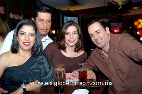 28012010 En pareja. Miguel Sánchez, Rossana Flores de Sánchez, Mague Castillo de Cuesta y Miguel Cuesta.