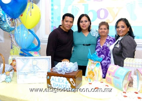 28012010 Nadia Alicia Frayre de Valles junto a sus familiares que la acompañaron en su fiesta de canastilla.