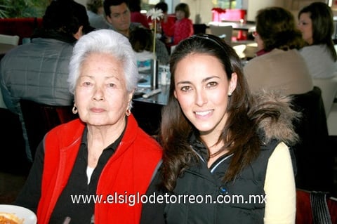 28012010 Señora Beatriz y Beatriz disfrutaron de gratos momentos en un restaurante.