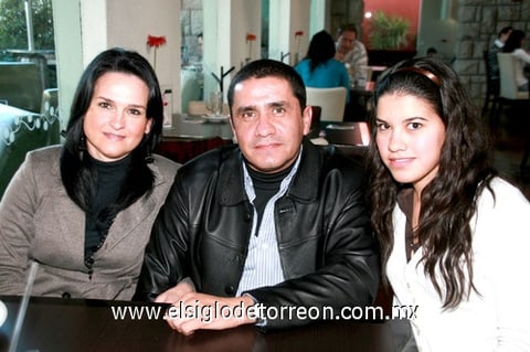 28012010 Magaly Samaniego de López, Pablo López Ortega y Margarita López.