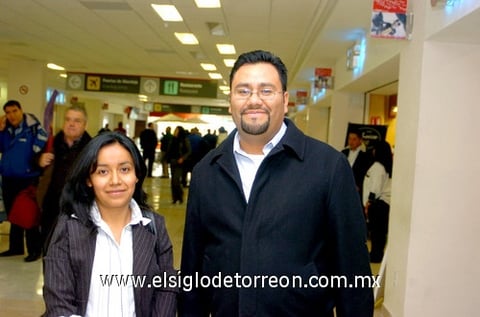 28012010 Viajera. Ana Cecilia Ramírez López fue recibida por Octavio Mercado Carmona.