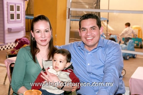 29012010 Invitados. Maru de la Parra, Gerardo Espino y el pequeño Gerardo.