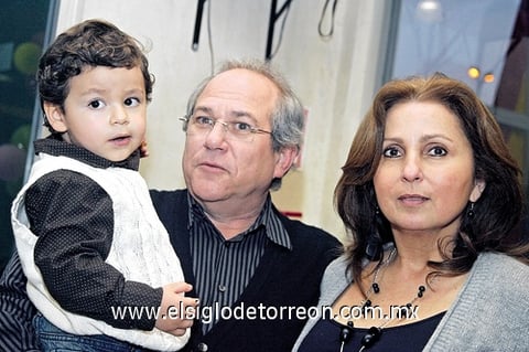 29012010 Carlos y Elia María Dávalos con su nieto Daniel de Anda.