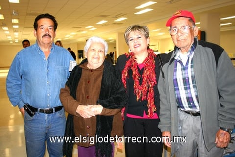 29012010 Mexicali. Juan Gerardo y sus padres Juan y Cayo de Sifuentes despidieron a su hija Ema.
