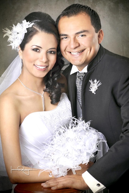 03012010 Lic. Victoria Barraza Andrade y Lic. Rubén Octavio López López contrajeron Sagrado matrimonio en la parroquia de Nuestra Señora del Carmen, el viernes 25 de diciembre de 2009. Estuvieron acompañados por sus padres, Sres. Víctor A. Barraza Enríquez y Esperanza Andrade de Barraza; Rubén López Gándara y María del Refugio López Cortez.


 Estudio Laura Grageda