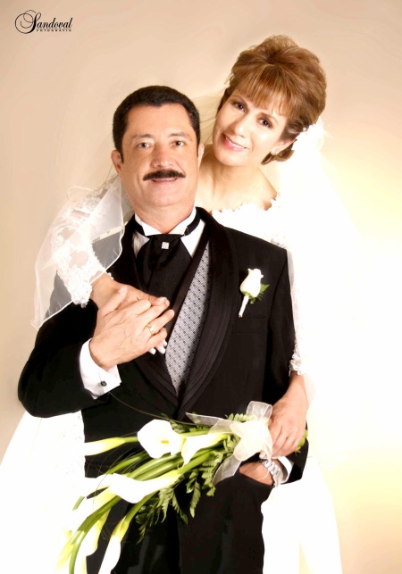 10012010 Olga María Sánchez Astorga y Lic. Francisco Javier Maciel Álvarez contrajeron matrimonio en la parroquia de San José, el sábado 19 de diciembre de 2009. Ellos son hijos de los Sres. Isaías Sánchez Bautista y Paula Astorga Armijo; Salvador Maciel Machado (f) y Consuelo Álvarez Rivas (f).- Sandoval Fotografía