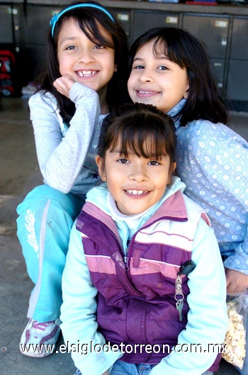 30012010 Muy lindas posan María José, Paulina y Marytere.