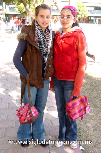 30012010 Linda vestimenta. Vanessa y Andrea acuden a la moda a tomar sus clases. EL SIGLO DE TORREÓN / ÉRICK SOTOMAYOR