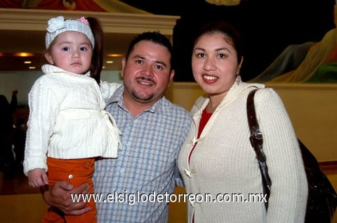 30012010 Javier Serrano, Leticia Galindo de Serrano y Jahidy Camila Serrano. EL SIGLO DE TORREÓN/JESÚS HERNÁNDEZ