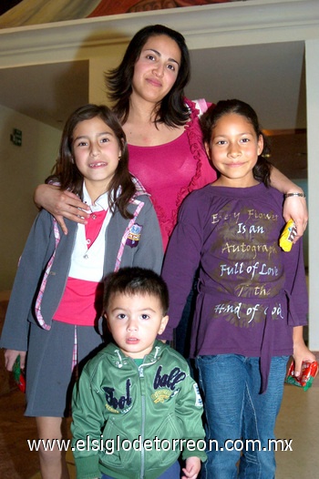 30012010 Cristal, Helen, Diego y Wendy.