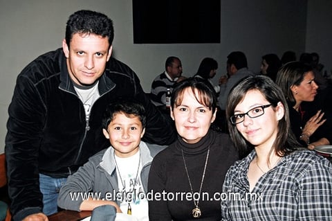 31012010 Raúl Espinoza, Luis Enrique, Iliana y Mary Jose.