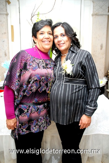 30012010 Vannia Gómez lució feliz junto a su mamá Juana María Durán, en su fiesta de canastilla.