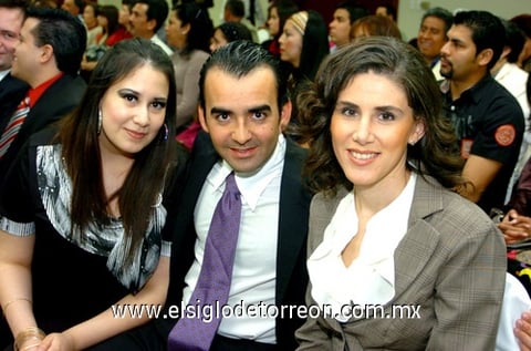 31012010 Nuevos profesionistas. Vero Gutiérrez, César Olvera y Lilian de León.