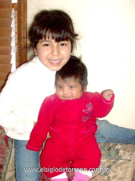 Con mi hermana Antonella Scarlett desde Wichita Kansas extrañando nuestra linda tierra Luchana, municipio de San Pedro, Coahuila, fotografía enviada por Antonia Galvan Vela.