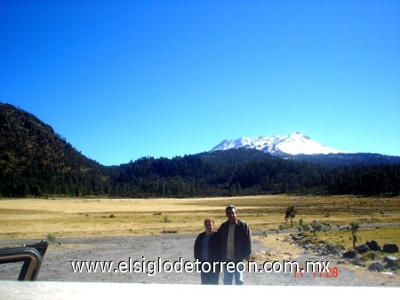 Gerardo Romero y Dolores Valenzuela en las faldas del nevado de Toluca 2010, fotografía enviada por Gerardo Romero Rivero.