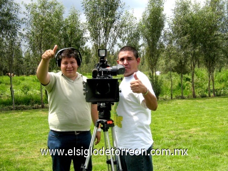 Lauro Jaramillo y Roberto Nieto en la grabación del programa El Túnel y Los Viajeros en Xochimilco Ciudad de México diciembre 2009.