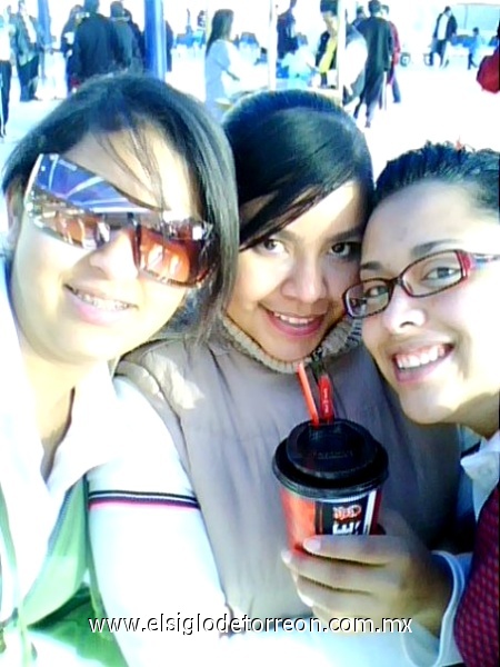 Mayra,Sahira y Cinthya en Senderons,(Campus Nueva Laguna, Normal particular) mini olimpiadas.