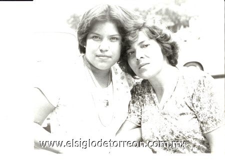 Hace muchos años Graciela (mami) Verónica (yo) Verónica de la Torre González.