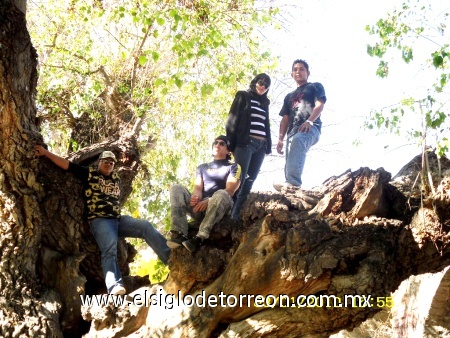 La Banda en Parras de la Fuente Coahuila en la foto Moises Galvan,Hugo Yañez,Faviola Marrufo, Gustavo Cueto fotografía enviada por Moises Noe Galvan.
