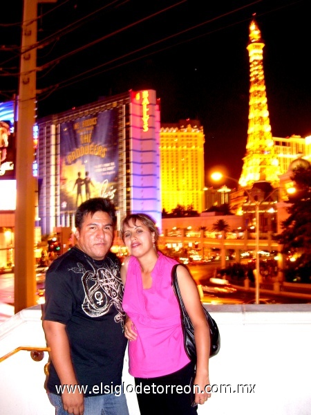 Norma Bauitista y Ricardo Hidalgo de vacaciones en Las Vegas, fotografía enviada por Ricardo Hidalgo Tovar.