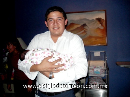 Cesar Marquez el 22 de diciembre en el hospital Ángeles recibiendo a su hija María Fernanda, enviada por Ivett Moran de Marquez.
