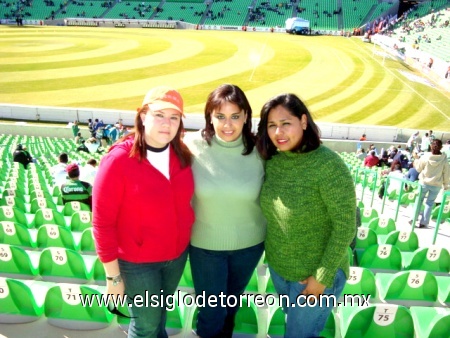 Karla Rivas, Lucía Martínez y Mónica Rosales, el pasado domingo 16 de enero en el TSM disfrutando del partido Santos - Morelia.