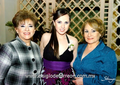 06022010 Amigas y familiares de Gloria, acompañándola en su fiesta prenupcial.