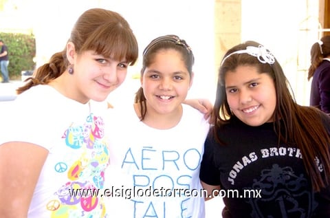 07022010 Arantza y Estefi felicitaron a Berenice en su cumpleaños.