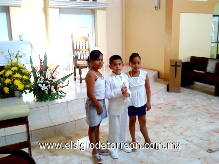 Adan acompañado de sus primas el día de su primera comunión en la ciudad de Reynosa, Tamps. Fotografía enviada por Adan.
