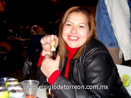Araceli en un baile de los Yonic´s, soltera, amigable, sin vicios.