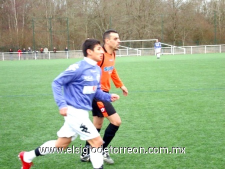 Carlos Chacon, jugador de futbol de la Cchapelle des Marais en Francia.