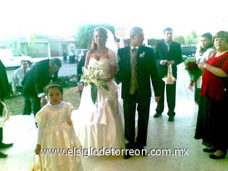 Gómez Palacio, Dgo. A 23 de Enero de 2010, boda de mi hermano Cuauhtemoc y su bella esposa Flor acompañada de su linda damita Vannia.Fotografía enviada por Bibiana Modesto Ibarra